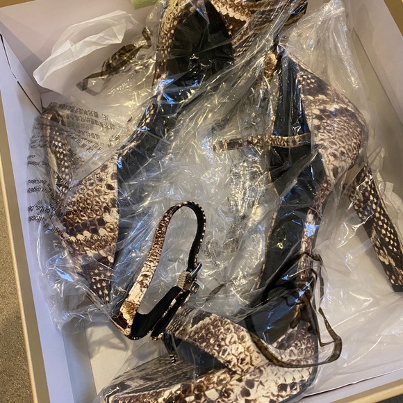 New Auth Michael Kors Embossed Leather heels - Picture 9 of 11